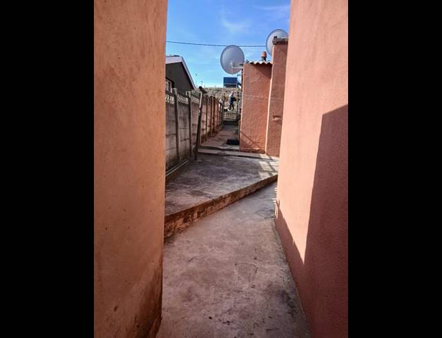 6 BEDROOM HOUSE FOR SALE IN DUBE